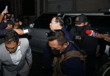 El expresidente salió de celdas de la Felcc con las manos esposadas y en medio de efectivos policiales